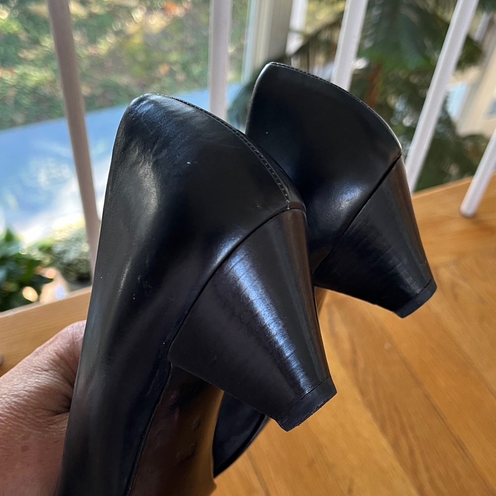 Gucci Black Leather Pumps with Bow Accent Perfect Vintage Condition - Picture 8 of 11